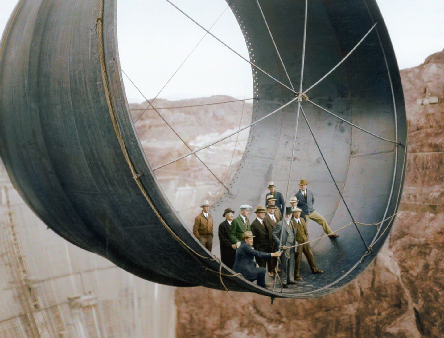 1935: Regierungsvertreter in einem Wasserkraftrohr des beinahe fertig gebauten Hoover Dam
