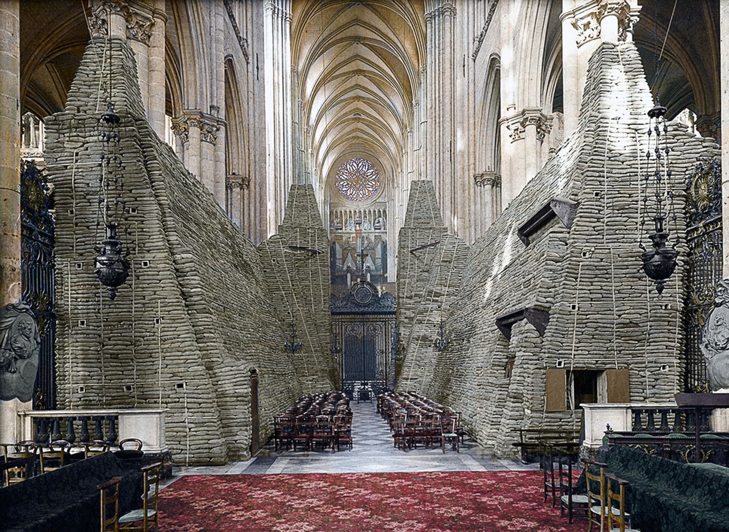 1918: die Kathedrale von Amiens, deren Wände Sandsäcke