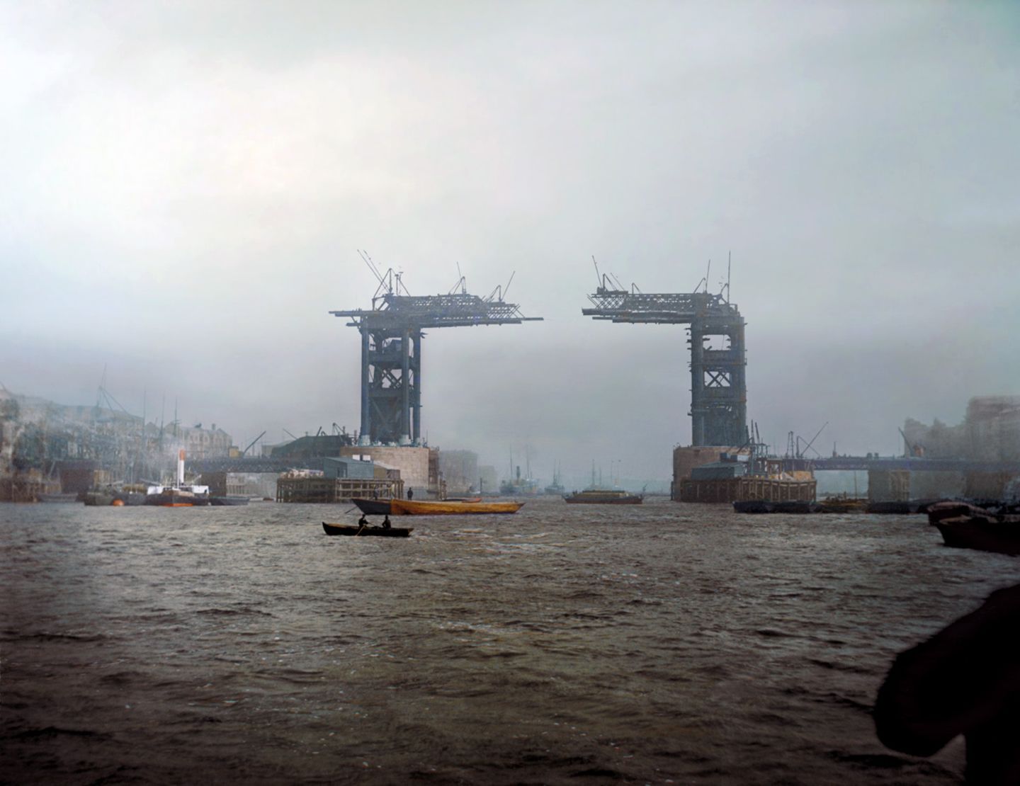1889: Bau der Tower Bridge