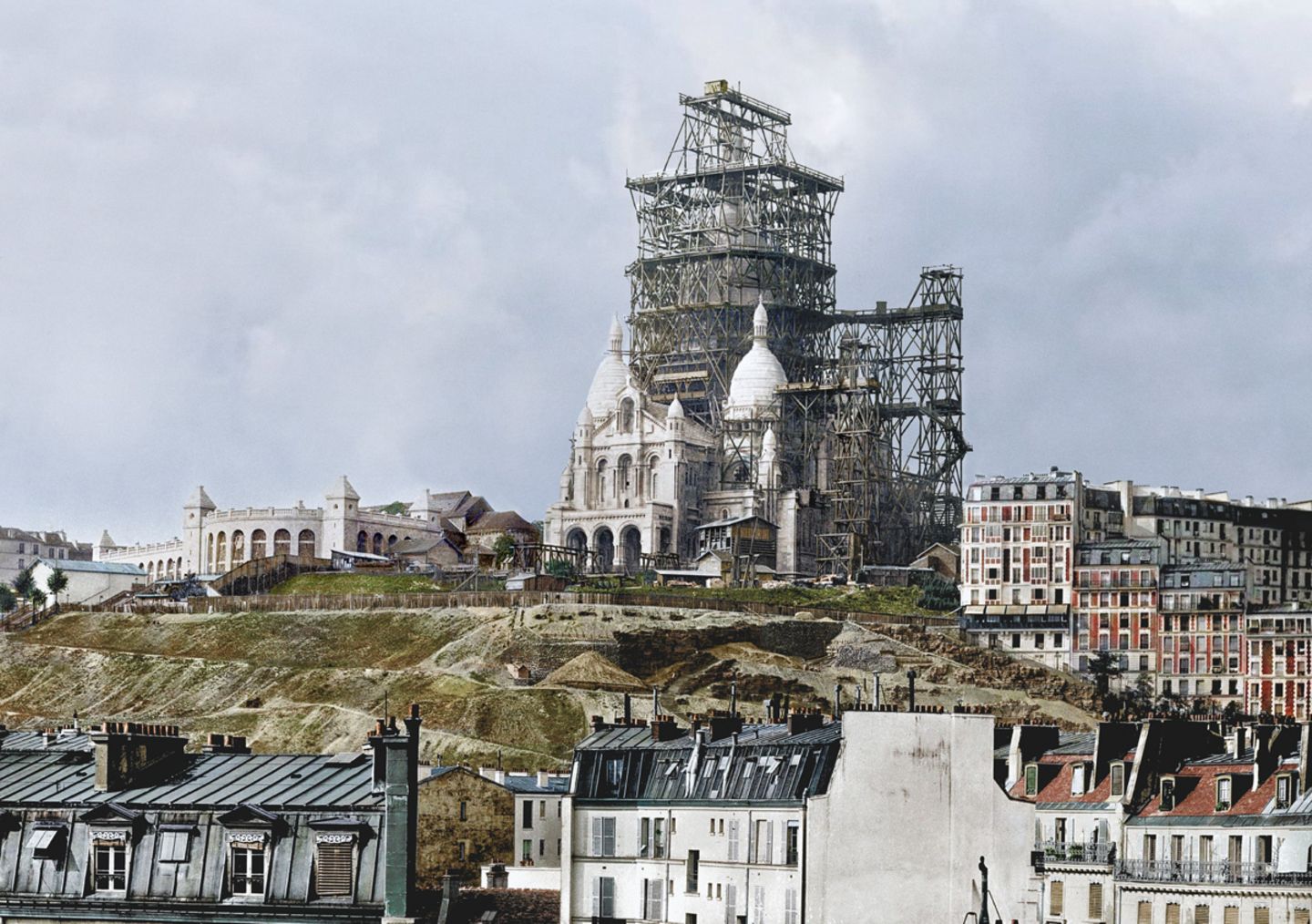 Die 1880er-Jahre: der Glockenturm der Basilika Sacré-Coeur im Bau, Montmartre