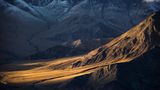 Die schroffen Hänge und Geröllwüsten der Kunlun-Gebirgskette in China