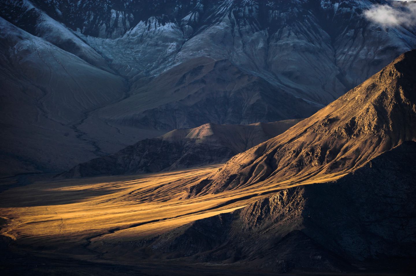 Schneeleoparden: Ein Fotograf auf der Spur der scheuen Geisterkatzen - Bild 3 Die schroffen Hänge und Geröllwüsten der Kunlun-Gebirgskette in China