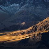 Die schroffen Hänge und Geröllwüsten der Kunlun-Gebirgskette in China