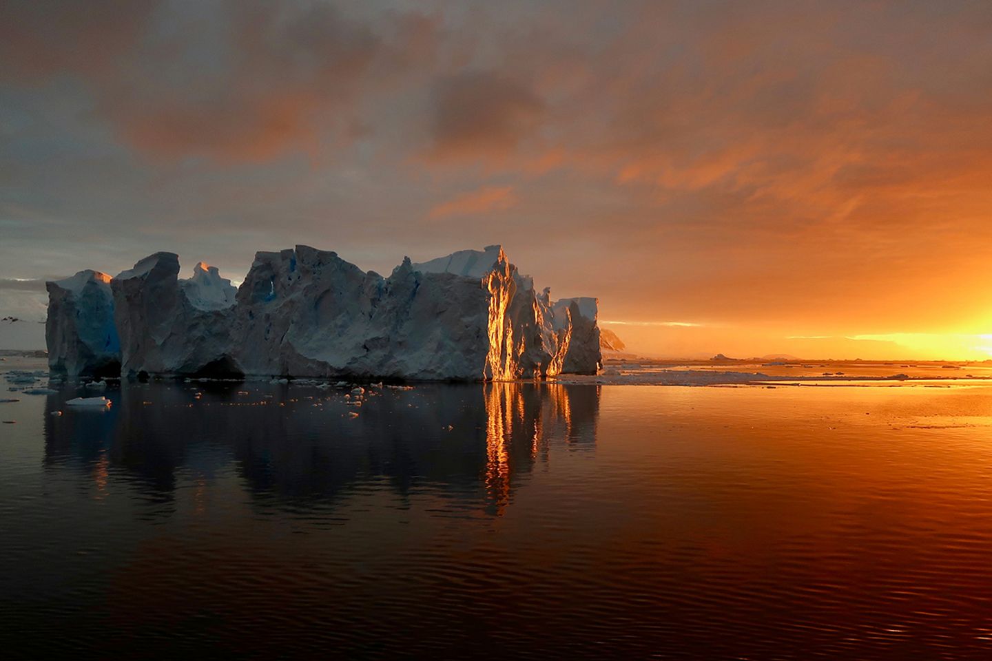 Eisberg im Sonnenuntergang