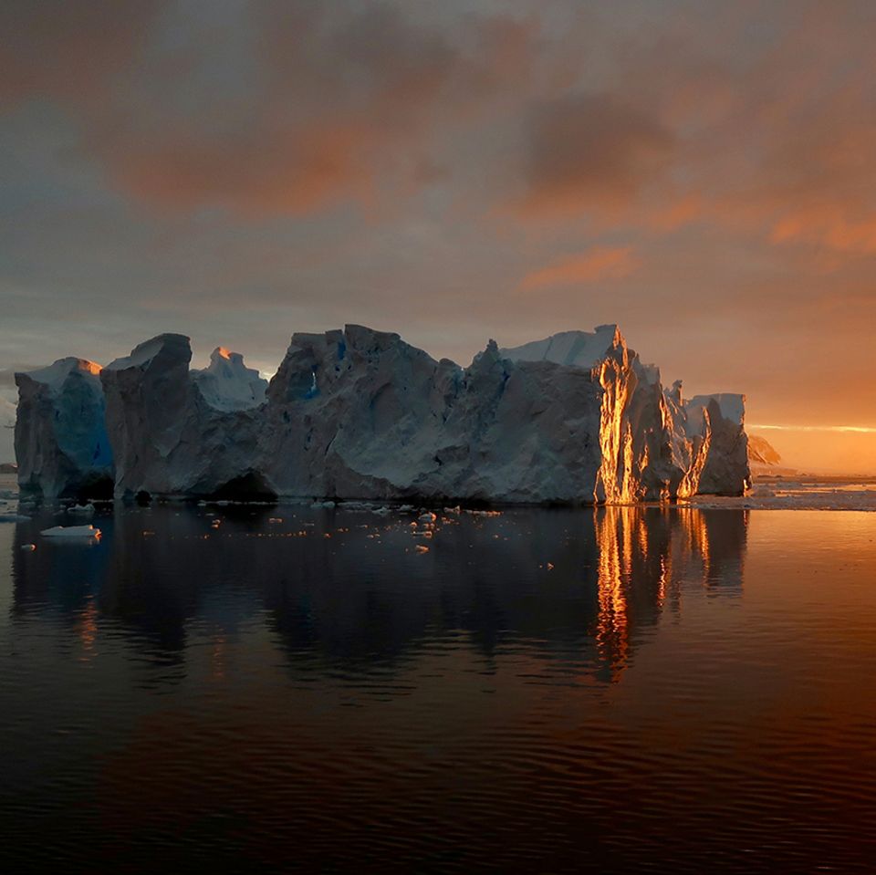 Eisberg im Sonnenuntergang
