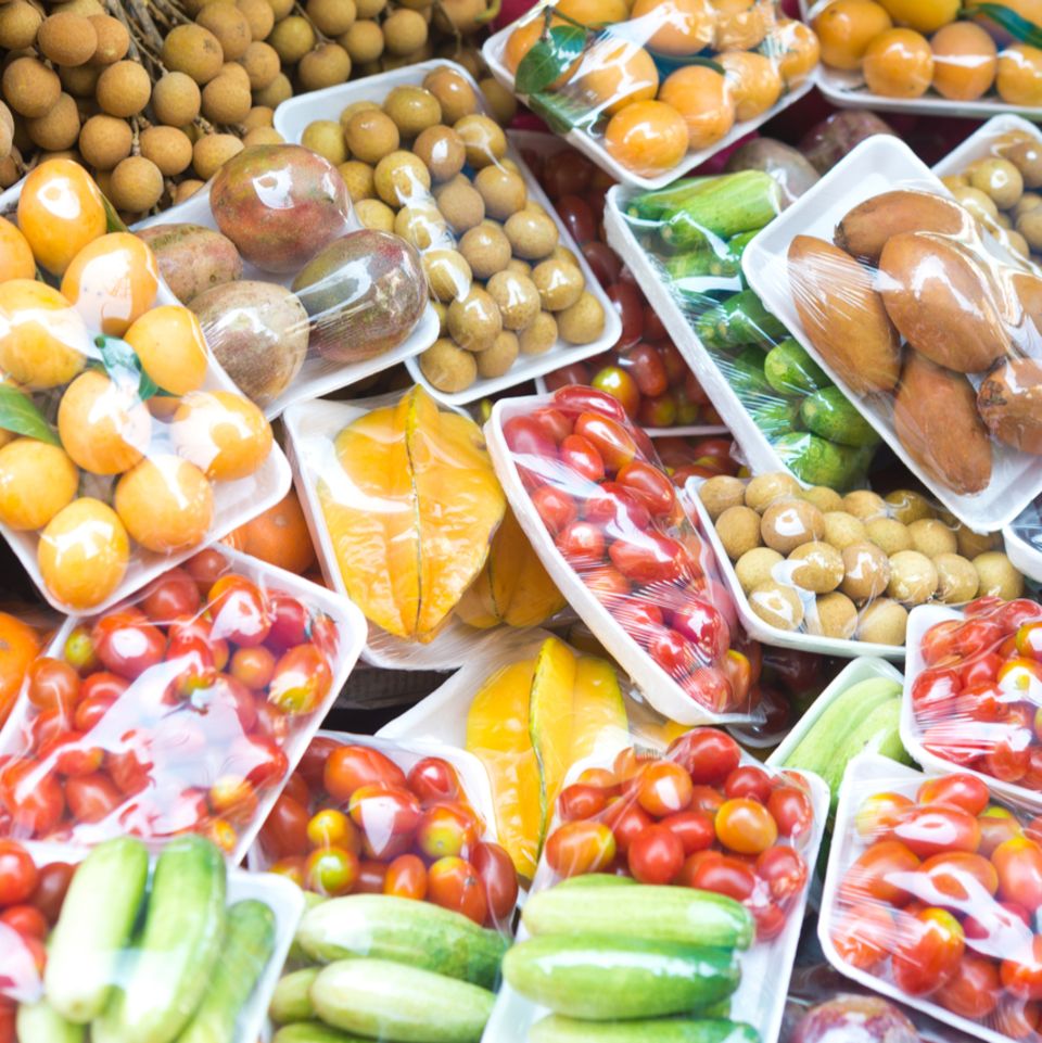 Gemüse und Obst in Plastik