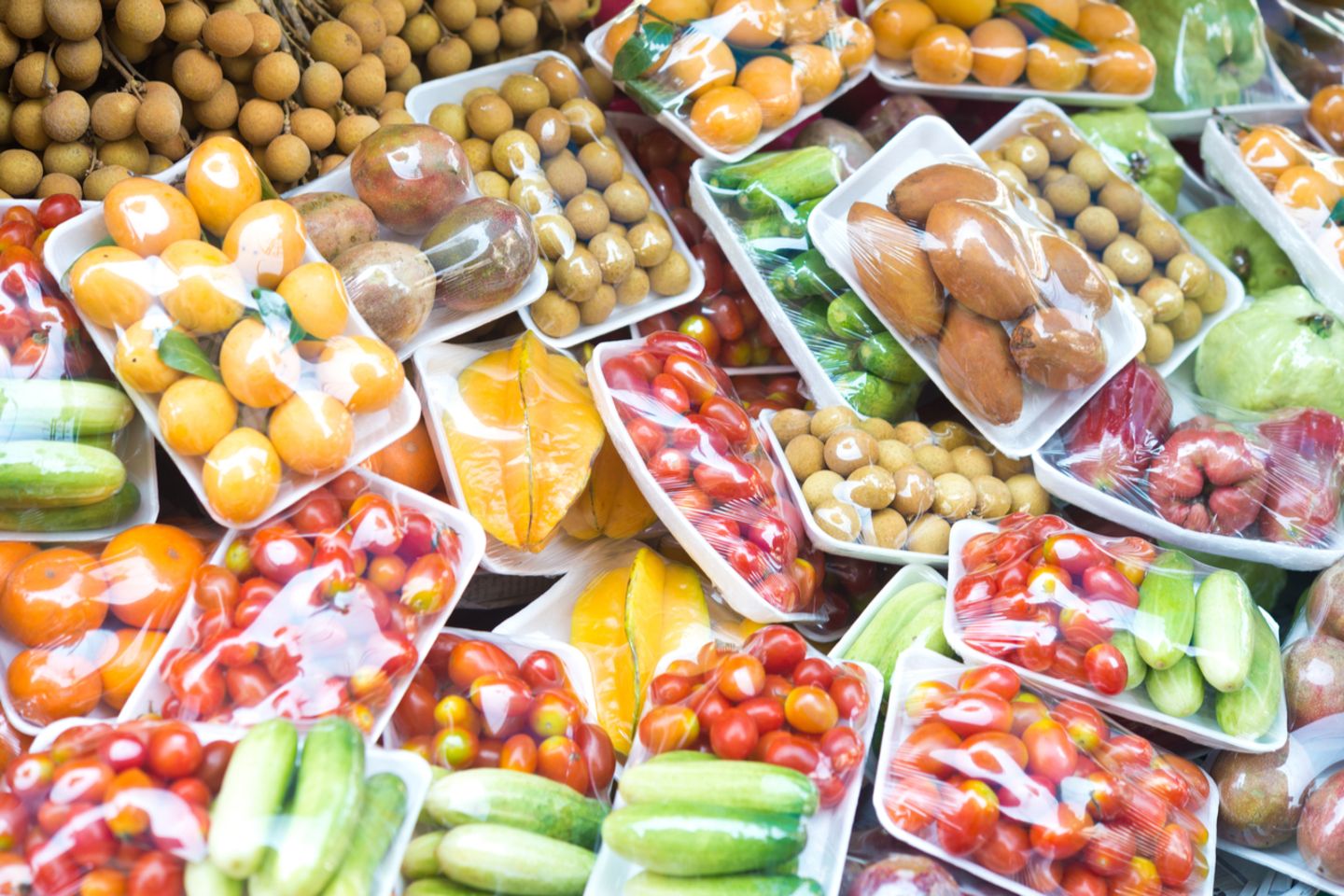 Gemüse und Obst in Plastik