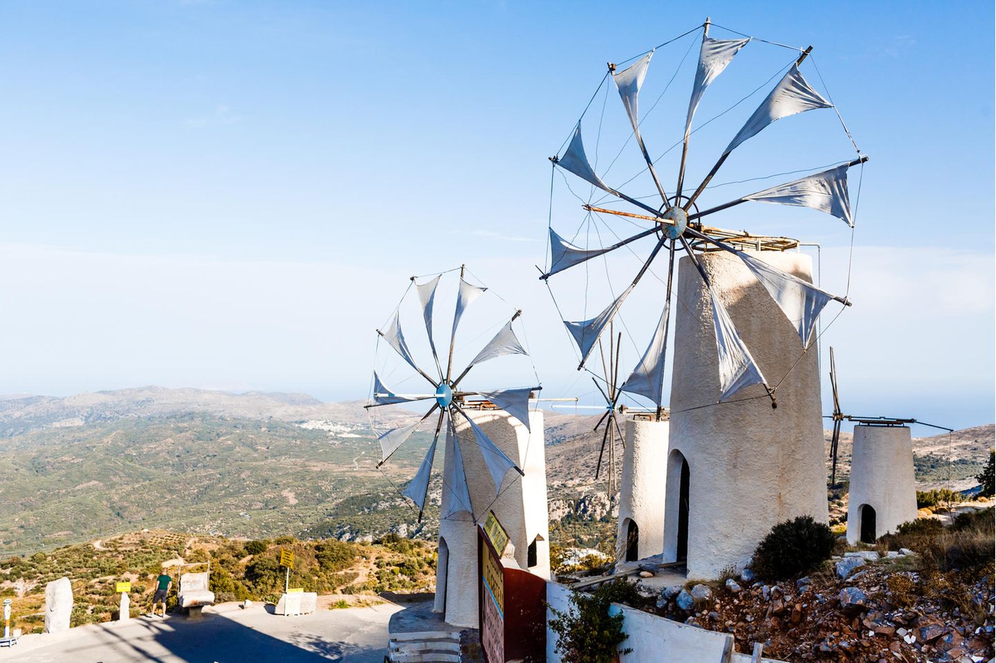 Ländliche Schönheit: Die Lassíthi-Hochebene Lassithi-Ebene mit Windmühlen auf Kreta