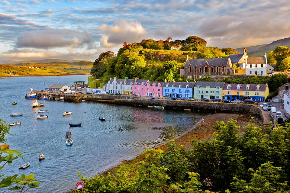 Portree: Die Hafenzeile Portrees ist das Prunkstück des kleinen Städtchens. In den bunten Häusern finden sich Restaurants, Pubs und auch die kleine Shoppingmeile ist nicht weit