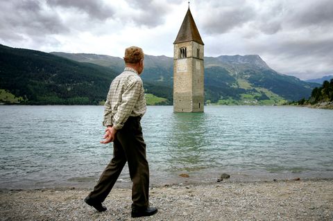 Zeitzeuge vor dem Alt-Grauner-Kirchturm