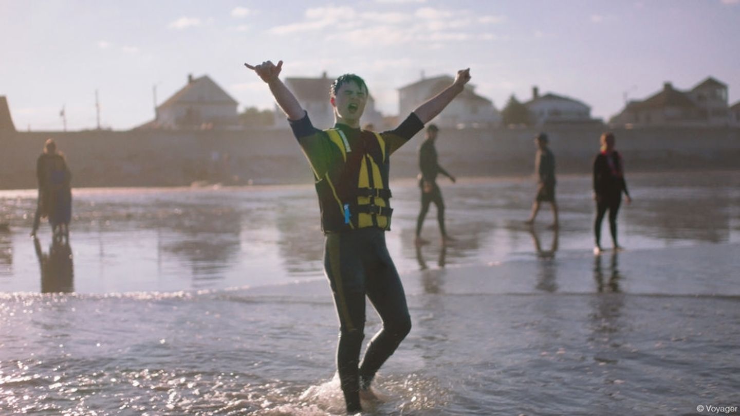 Surfen: Wasser - für Dean Marion bedeutet das vor allem Freiheit. Vor zehn Jahren lag er das erste Mal auf einem Surfbrett, heute hilft der 19-Jährige Kindern, die das Wellenreiten lernen wollen