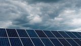 Solarpanel unter Wolken
