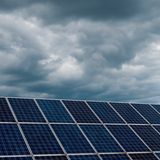 Solarpanel unter Wolken