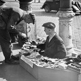 ieser Invalide, dem beide Beine amputiert wurden, verkauft in Frankfurt am Main Haushaltswaren