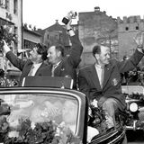 DFB-Vizepräsident Hans Huber präsentiert den WM-Pokal