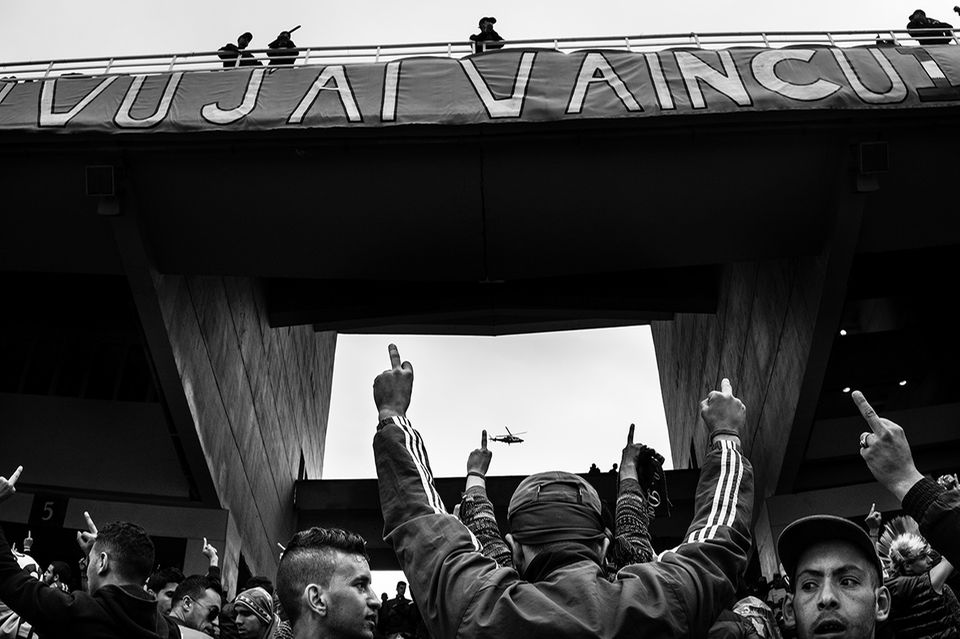 World Press Photo verliehen: Seit vergangenem Jahr gibt es einen zweiten Hauptpreis beim World Press Photo Award: Diese Auszeichnung für die beste Fotostrecke geht an den Franzosen Romain Laurendeau für seine Langzeitbeobachtung der Protestbewegung in Algerien. World Press Photo verliehen: Seit vergangenem Jahr gibt es einen zweiten Hauptpreis beim World Press Photo Award: Diese Auszeichnung für die beste Fotostrecke geht an den Franzosen Romain Laurendeau für seine Langzeitbeobachtung der Protestbewegung in Algerien.