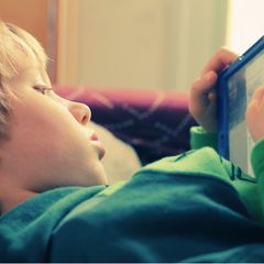 Junge mit Tablet