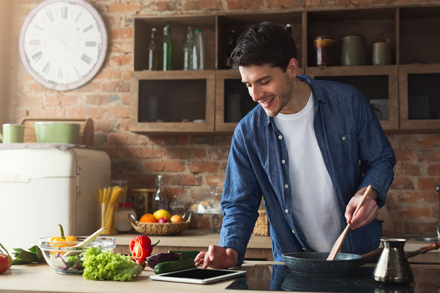 Unternehmungen: Ob Basics oder vegane Menüs - Kochschulen bieten digitale Kurse an