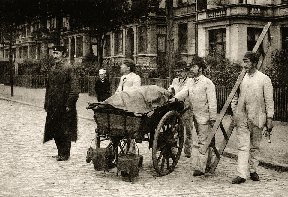 Hansestadt im Jahr 1892: Desinfektionskolonnen ziehen in den betroffenen Stadtgebieten von Haus zu Haus. Ein stechender Chlorgeruch liegt über Hamburg Hansestadt im Jahr 1892: Desinfektionskolonnen ziehen in den betroffenen Stadtgebieten von Haus zu Haus. Ein stechender Chlorgeruch liegt über Hamburg