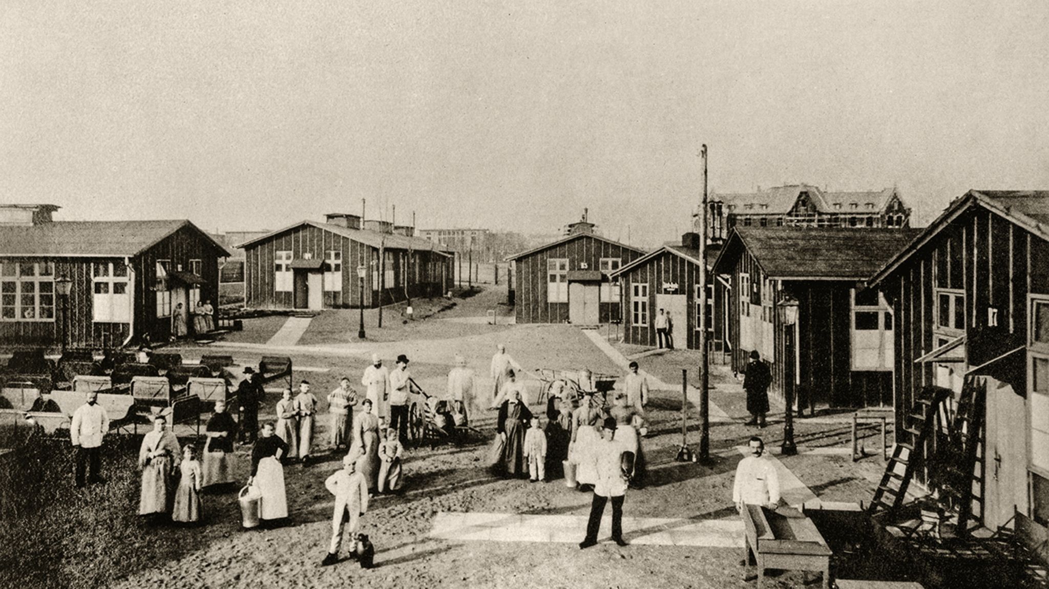 Hansestadt im Jahr 1892: Wohin mit all den Kranken? Die Kliniken der Stadt haben keine freien Betten mehr. Zusätzliche Kapazitäten, wie diese Baracken in Eppendorf, müssen erst gebaut werden