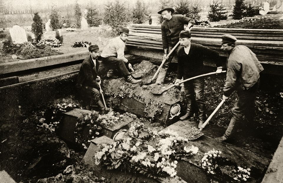 Hansestadt im Jahr 1892: Rund um die Uhr heben Totengräber auf dem Ohlsdorfer Friedhof Massengräber aus, als die Epidemie ihren Höhepunkt erreicht Hansestadt im Jahr 1892: Rund um die Uhr heben Totengräber auf dem Ohlsdorfer Friedhof Massengräber aus, als die Epidemie ihren Höhepunkt erreicht
