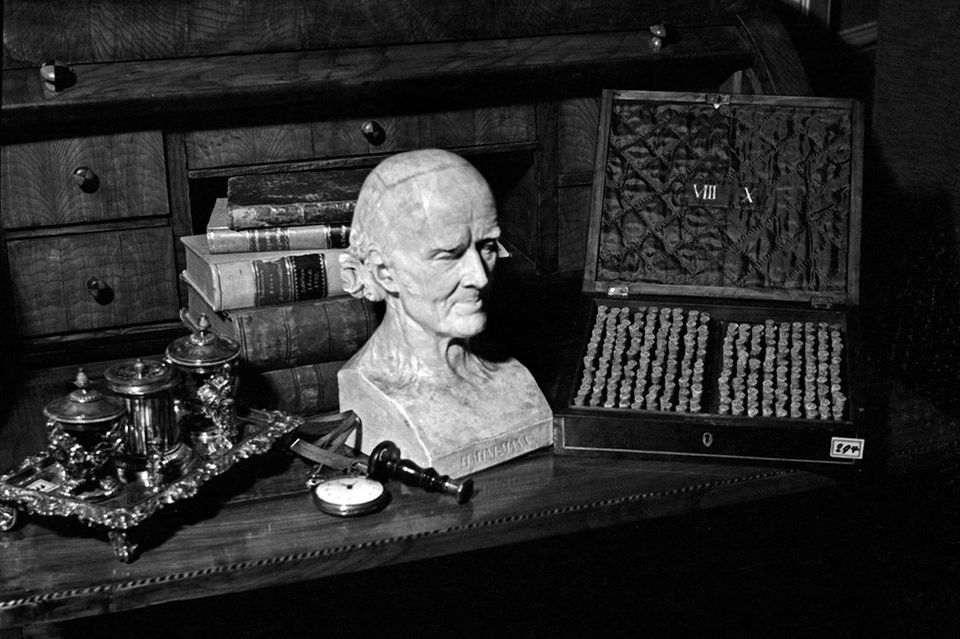 Alternative Medizin: Reproduktion aus der Sammlung Edwin Redslob: Büste und Utensilien von Samuel Hahnemann