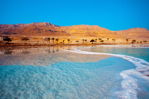 Karges Land und Salzkrusten - so präsentiert sich die Szenerie an der israelischen Küste des Toten Meeres