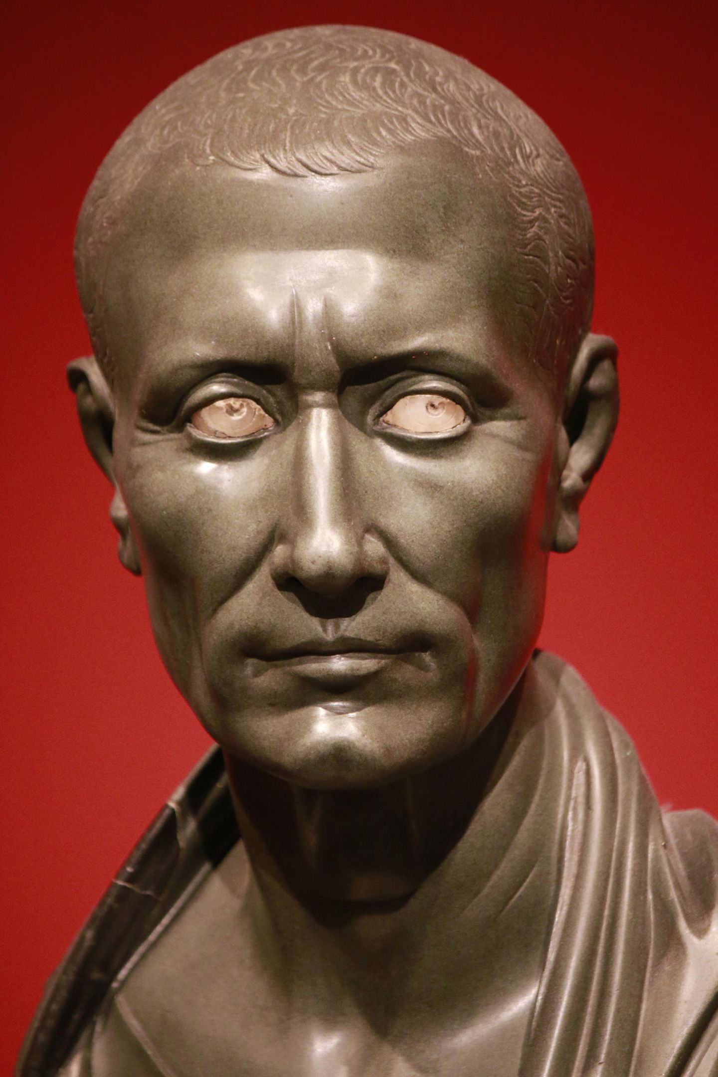 Rom: Eine Statue des berühmte römischen Staatsmanns Gaius Julius Cäsar (100 v. Chr. - 44. v. Chr.)