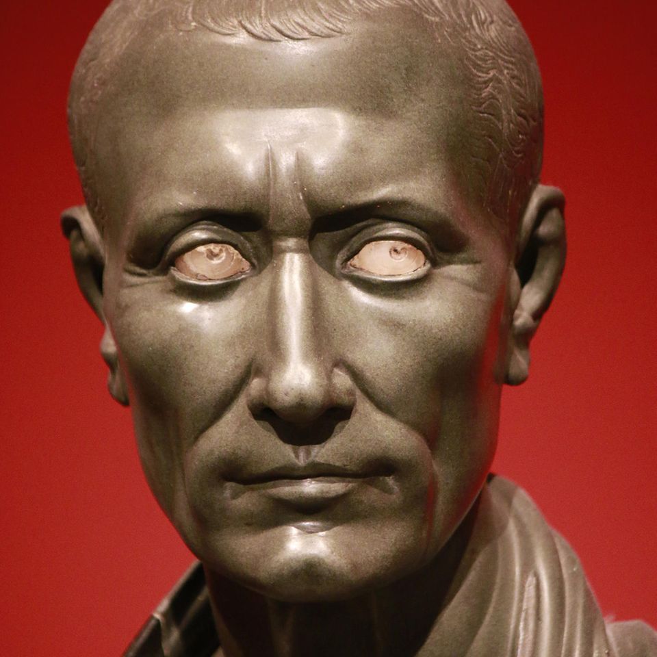 Rom: Eine Statue des berühmte römischen Staatsmanns Gaius Julius Cäsar (100 v. Chr. - 44. v. Chr.)