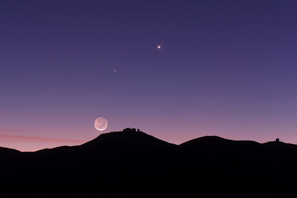 Highlights am Sternenhimmel: Venus, Merkur und Mond strahlen für dieses Jahr im Mai ein letztes Mal gemeinsam am Abendhimmel