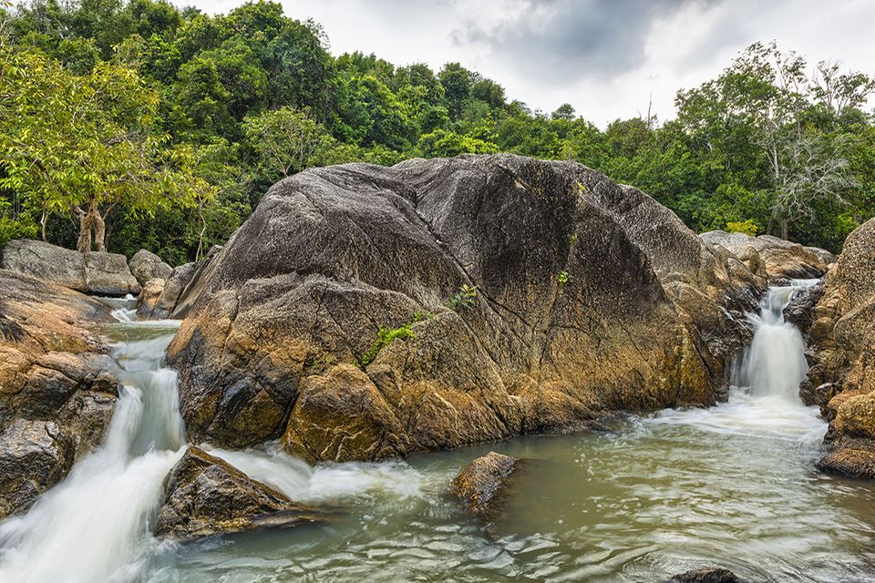 Das Hinterland von Koh Phangan ist dicht bewachsen und beherbergt kleinere und größere Wasserfälle, zu denen Wanderungen möglich sind Das Hinterland von Koh Phangan ist dicht bewachsen und beherbergt kleinere und größere Wasserfälle, zu denen Wanderungen möglich sind