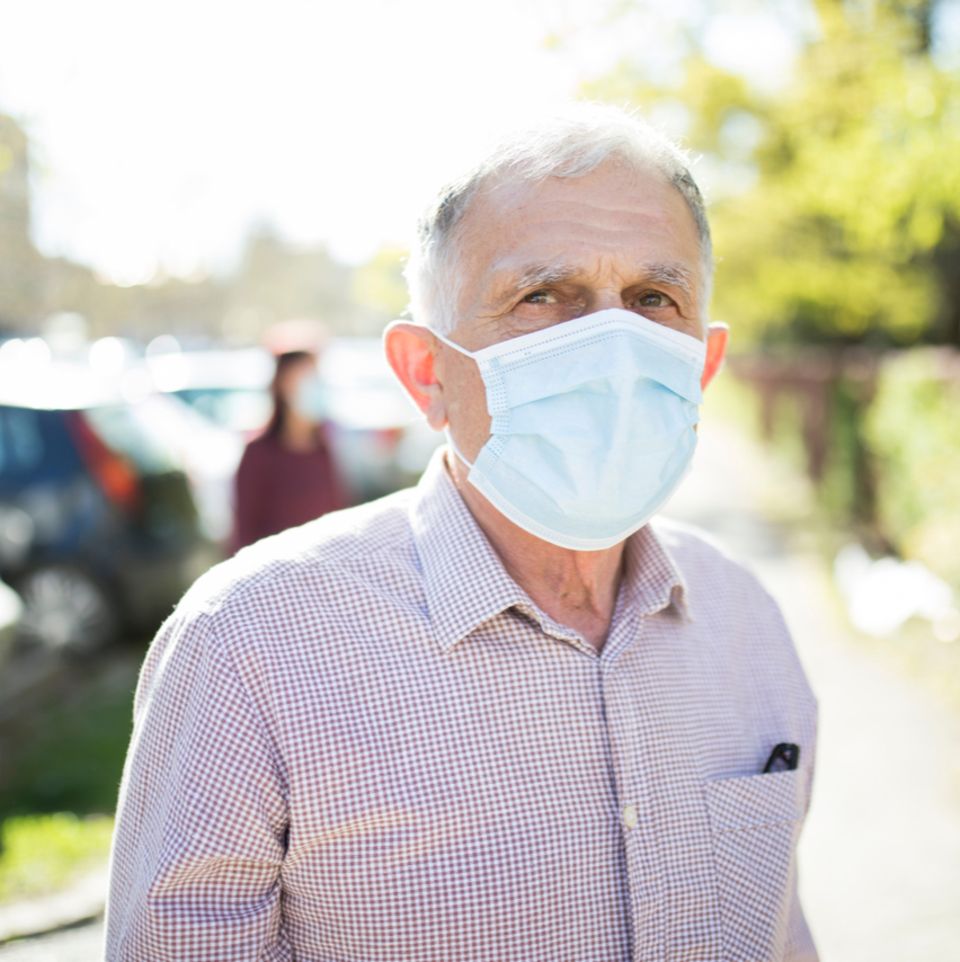 Älterer Mann mit Maske