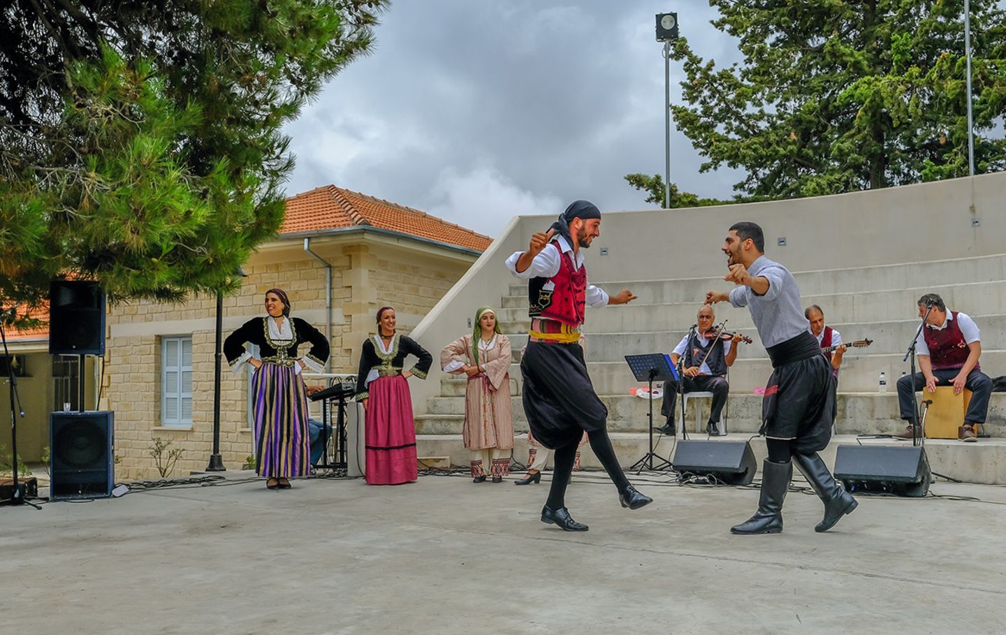 Tanzender Irrtum: Inzwischen auch bei Vorführungen in Griechenland zu sehen: der Sirtaki made in Hollywood