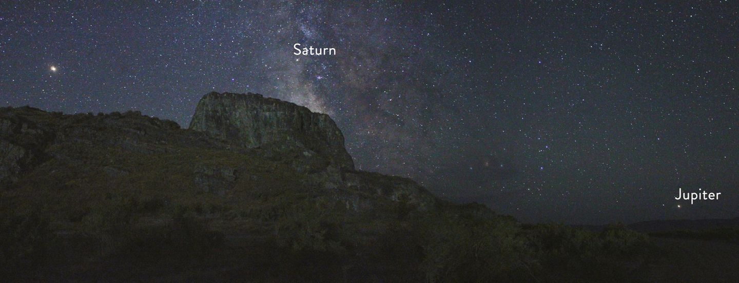 Highlights am Sternenhimmel: Jupiter und Saturn am Nachthimmel über Utah im Juli 2018. In den vergangenen Jahren näherten sich die beiden Riesenplaneten immer mehr an. Im Juni 2020 bilden sie ein nächtliches Riesenpaar