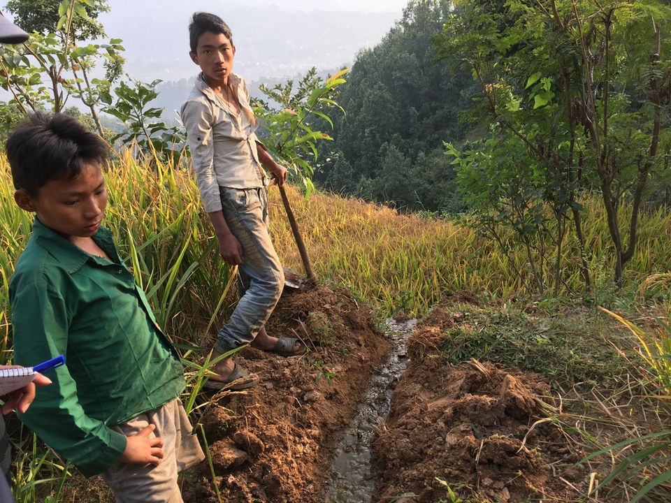 Nepal: Das Team von NCDC legt zusammen mit Projektbegünstigten einen Abfluss, durch den die Gärreste ablaufen können Nepal: Das Team von NCDC legt zusammen mit Projektbegünstigten einen Abfluss, durch den die Gärreste ablaufen können