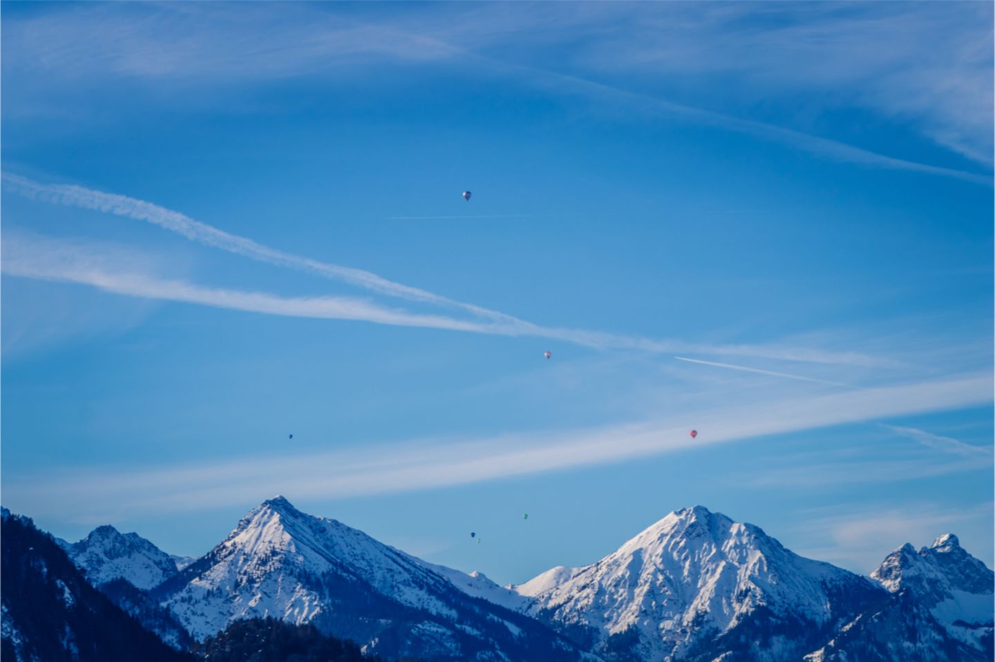 Heißluftballons über den Alpen