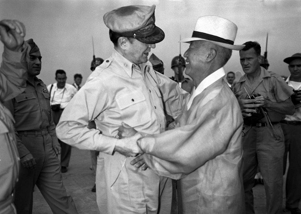 70 Jahre Kriegsanfang: Eine herzliche Begegnung zwischen dem General MacArthur und dem südkoreanischen Präsidenten Dr. Syngman Rhee auf der Kimpo Air Force Base 70 Jahre Kriegsanfang: Eine herzliche Begegnung zwischen dem General MacArthur und dem südkoreanischen Präsidenten Dr. Syngman Rhee auf der Kimpo Air Force Base