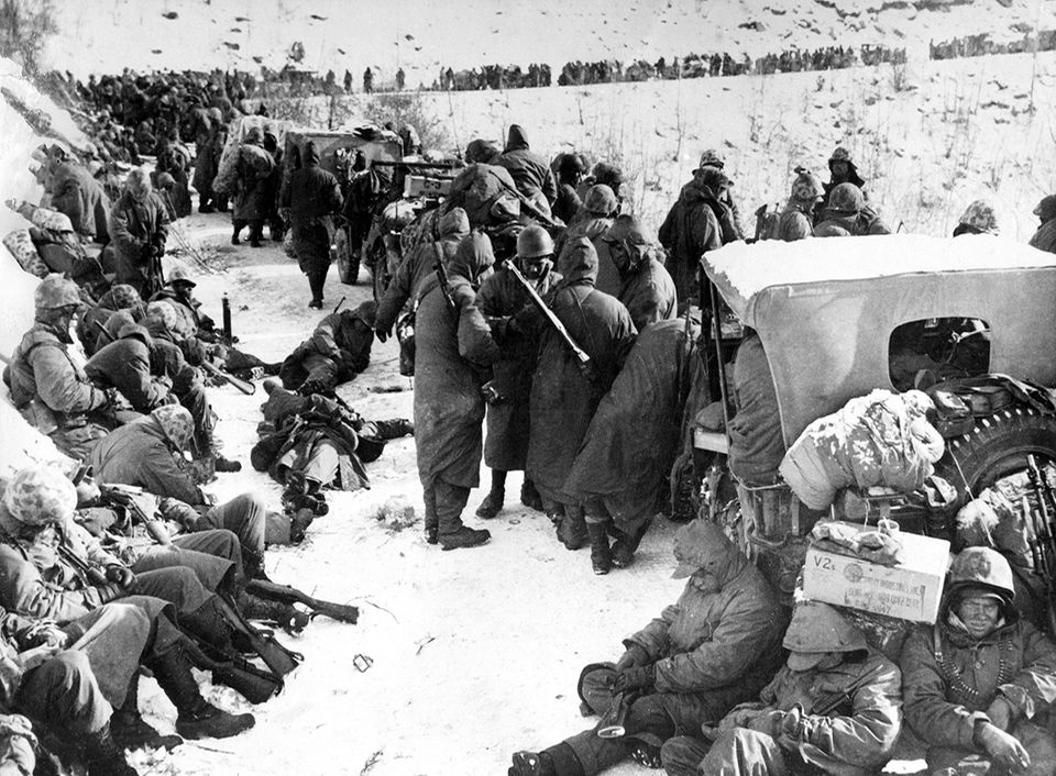 70 Jahre Kriegsanfang: Neben den chinesischen Attacken setzt auch die Kälte des nordkoreanischen Winters den amerikanischen Soldaten zu. Ende November treten erste Einheiten den Rückzug nach Südkorea an. Es ist eine der bis dahin größten Niederlagen einer US-Streitmacht 70 Jahre Kriegsanfang: Neben den chinesischen Attacken setzt auch die Kälte des nordkoreanischen Winters den amerikanischen Soldaten zu. Ende November treten erste Einheiten den Rückzug nach Südkorea an. Es ist eine der bis dahin größten Niederlagen einer US-Streitmacht