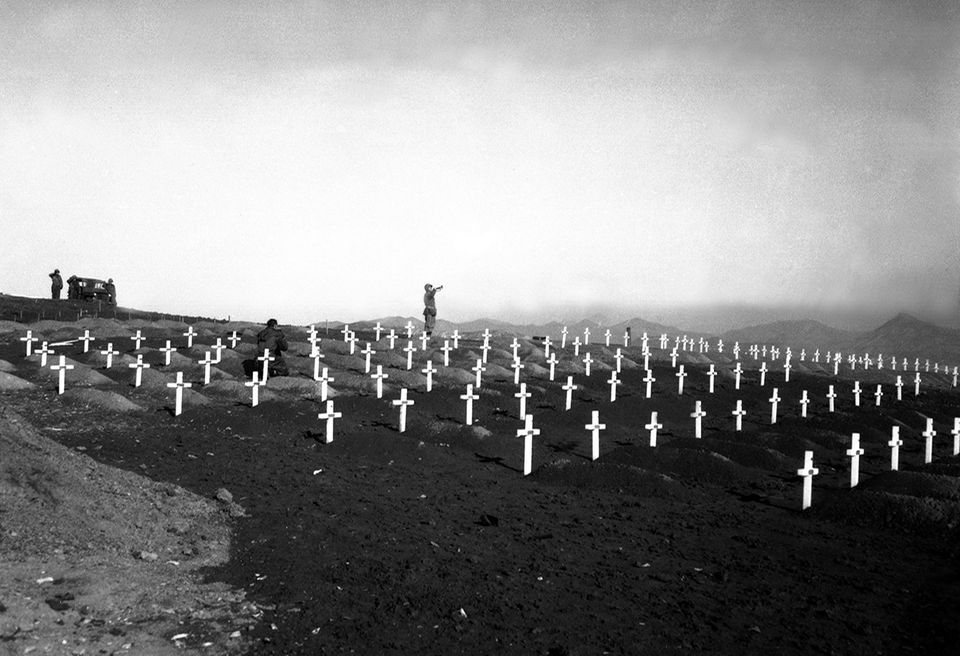 70 Jahre Kriegsanfang: Der Krieg In Korea ist einer der blutigsten Konflikte des 20. Jahrhunderts. Manchen Schätzungen zufolge fallen ihm bis zu 4,5 Millionen Menschen zum Opfer. Von den rund 40 000 getöteten UN-Soldaten werden viele direkt vor Ort bestattet 70 Jahre Kriegsanfang: Der Krieg In Korea ist einer der blutigsten Konflikte des 20. Jahrhunderts. Manchen Schätzungen zufolge fallen ihm bis zu 4,5 Millionen Menschen zum Opfer. Von den rund 40 000 getöteten UN-Soldaten werden viele direkt vor Ort bestattet