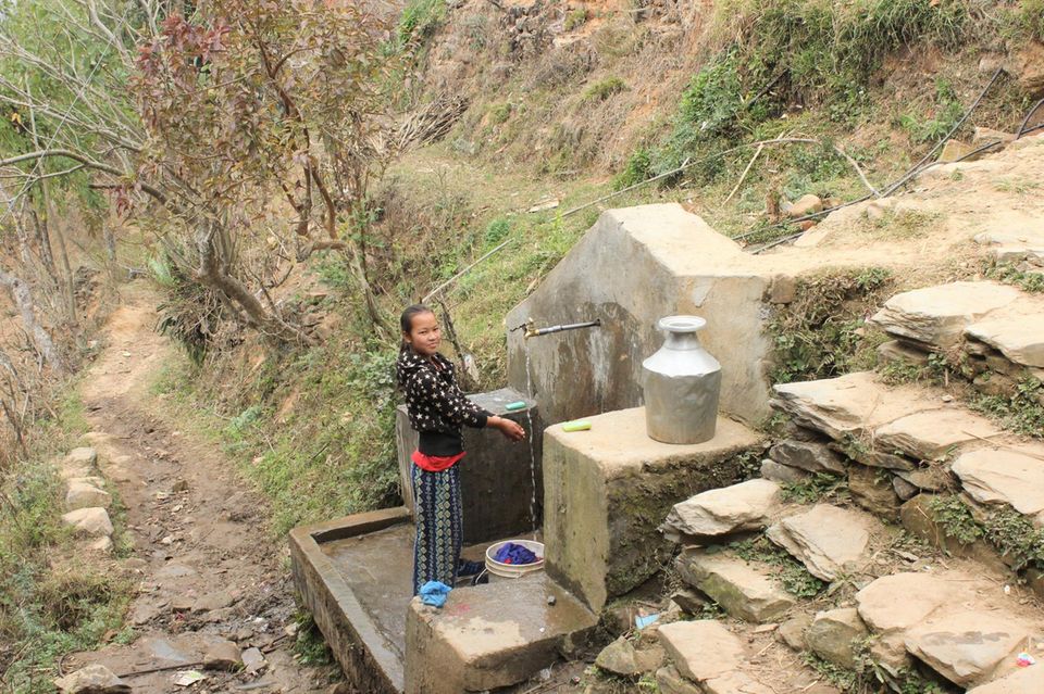 Nepal: Wer in Danda Basaha keine Wasserleitung hat, ist froh, sich an einer Wasserstelle versorgen zu können Wer in Danda Basaha keine Wasserleitung hat, ist froh, sich an einer Wasserstelle versorgen zu können