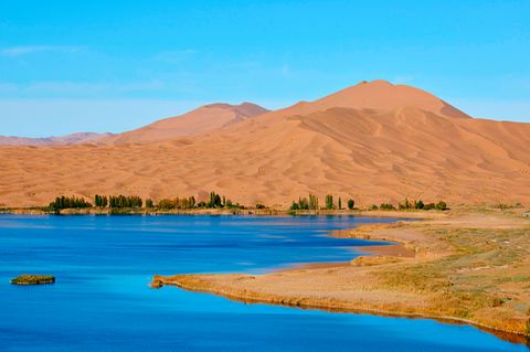 Naturphänomen: Größtenteils salzige Seen durchsetzen die Badain-Jaran-Wüste in China