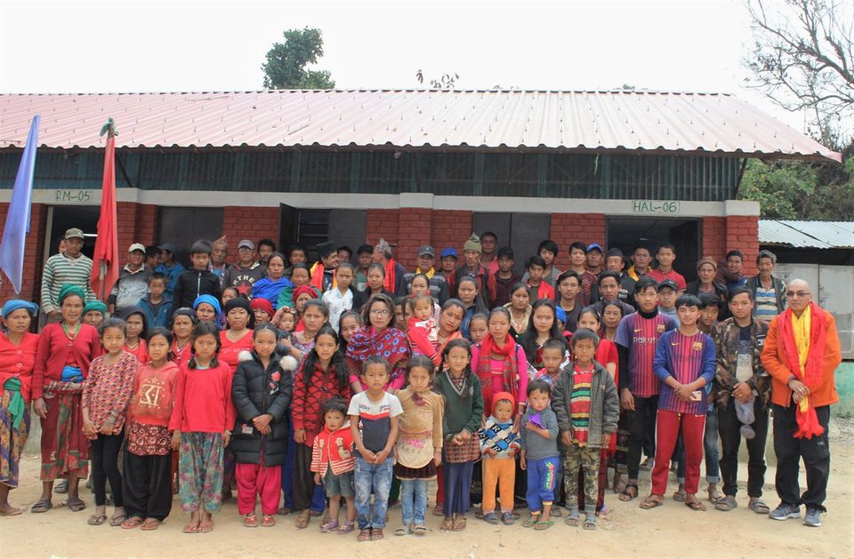 Nepal: Die Menschen von Danda Basaha, hier mit Projektleiter Siddhartha B. Bajracharya (u. re.), können den Projektbeginn kaum erwarten Nepal: Die Menschen von Danda Basaha, hier mit Projektleiter Siddhartha B. Bajracharya (u. re.), können den Projektbeginn kaum erwarten