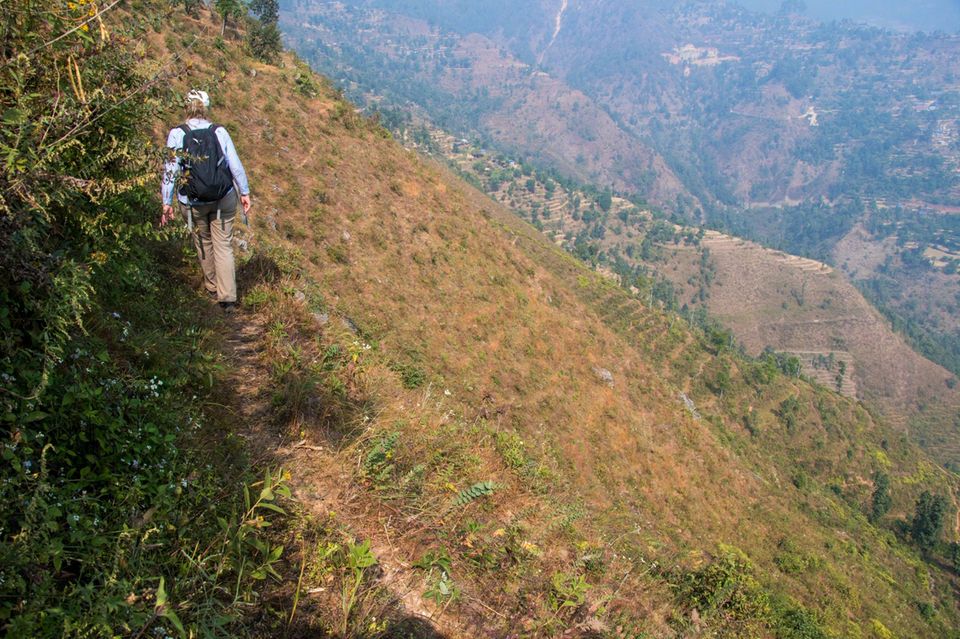 Nepal: Der Geschäftsführerin des Vereins, Eva Danulat, wird im Gelände überdeutlich, wie imens wichtig die Aufforstung der brachliegenden Steilhänge ist Nepal: Der Geschäftsführerin des Vereins, Eva Danulat, wird im Gelände überdeutlich, wie imens wichtig die Aufforstung der brachliegenden Steilhänge ist