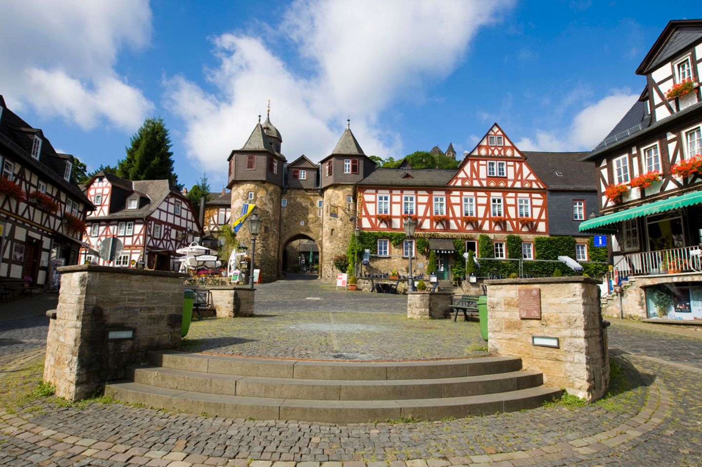 Burgtor Schloss Braunfels, Marktplatz mit Fachwerkhäusern, Braunfels