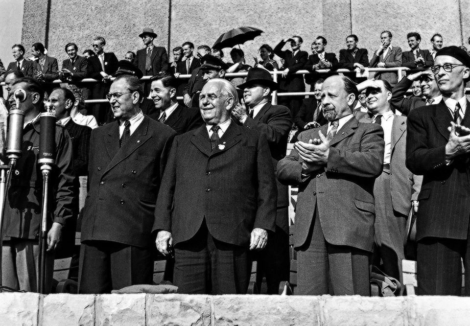 Die Führer der DDR: Regierungschef Otto Grotewohl, Staatspräsident Wilhelm Pieck und Walter Ulbricht, Generalsekretär des ZK de…