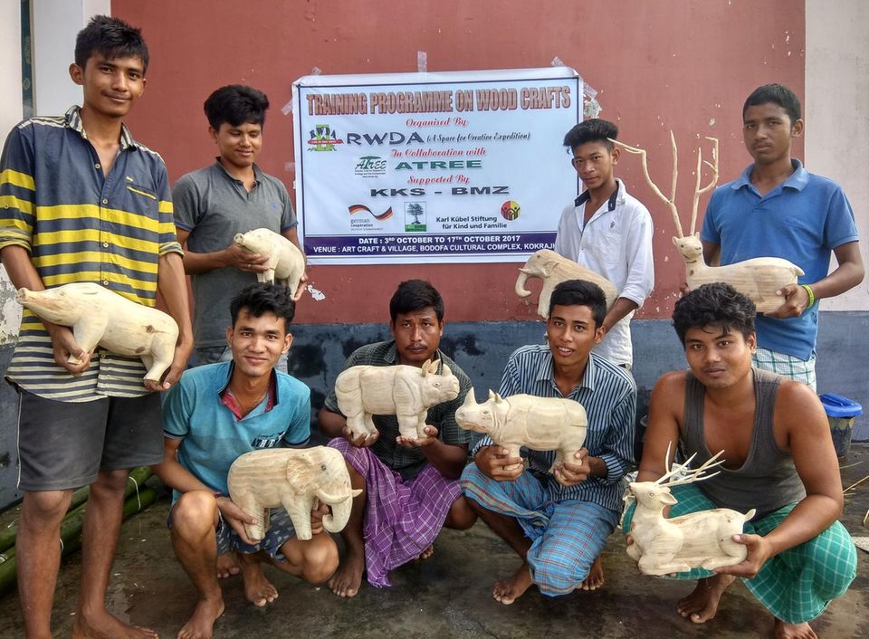 Indien: Nach einem 15-tägigen Training in traditionellen Holzarbeiten zeigen diese acht freiwilligen Naturschützer stolz ihre Handwerkskunst Indien: Nach einem 15-tägigen Training in traditionellen Holzarbeiten zeigen diese acht freiwilligen Naturschützer stolz ihre Handwerkskunst