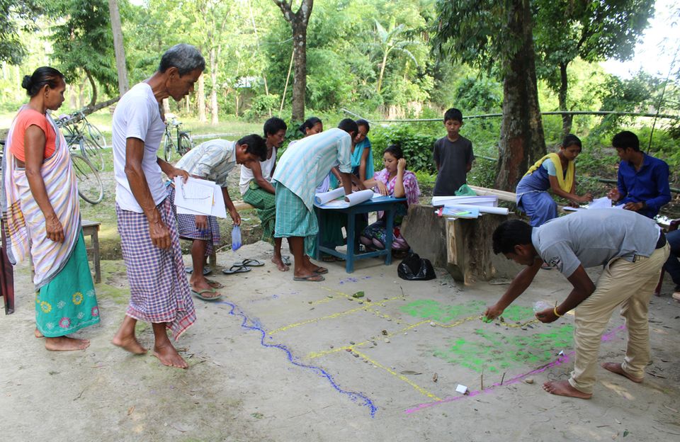 Indien: Die Dorfentwicklungspläne werden von den Bewohner/innen der Dörfer in einem partizipativen Prozess erarbeitet Indien: Die Dorfentwicklungspläne werden von den Bewohner/innen der Dörfer in einem partizipativen Prozess erarbeitet