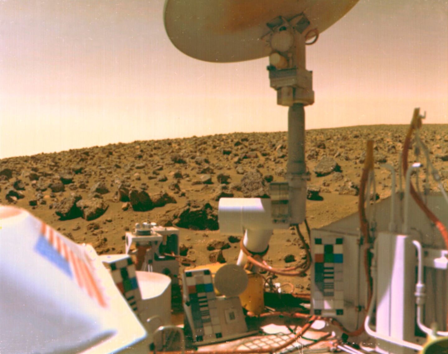 Die Viking-Mission liefert die weltweit ersten Aufnahmen von der Oberfläche des Mars