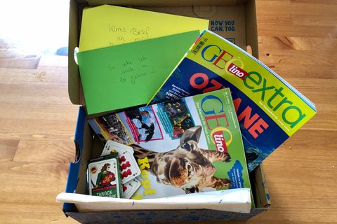 Briefe, Magazine und ein Spiel in einer Kiste