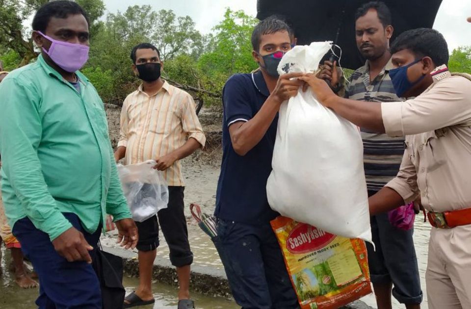 Indien - Westbengalen: Die Familien waren sehr dankbar und freuten sich über die zahlreichen Lebensmittel, mit denen sie 10-12 Tage abdecken konnten Indien - Westbengalen: Die Familien waren sehr dankbar und freuten sich über die zahlreichen Lebensmittel, mit denen sie 10-12 Tage abdecken konnten